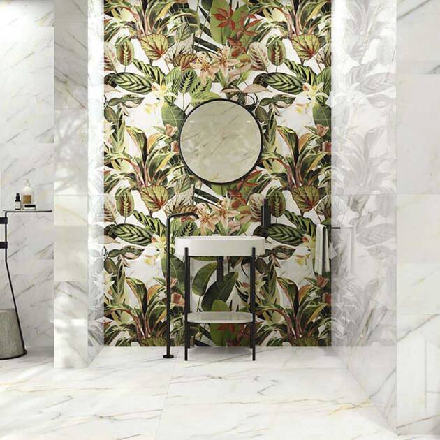 kopalniške ploščice z motivom tropskih rož na eni steni