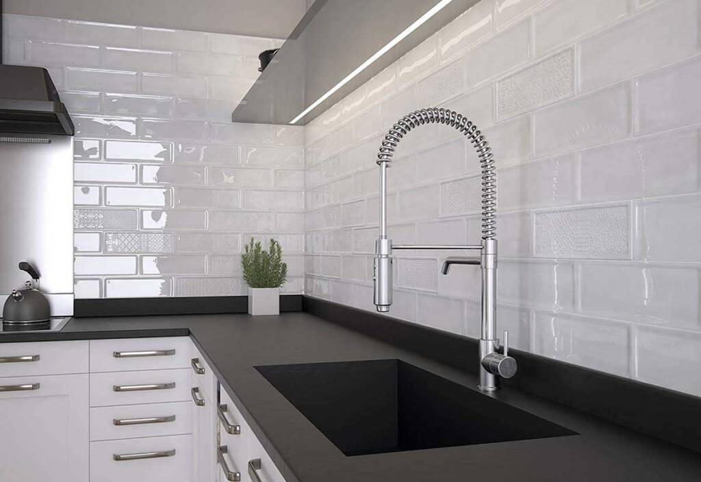 kuhinjska keramika v beli barvi