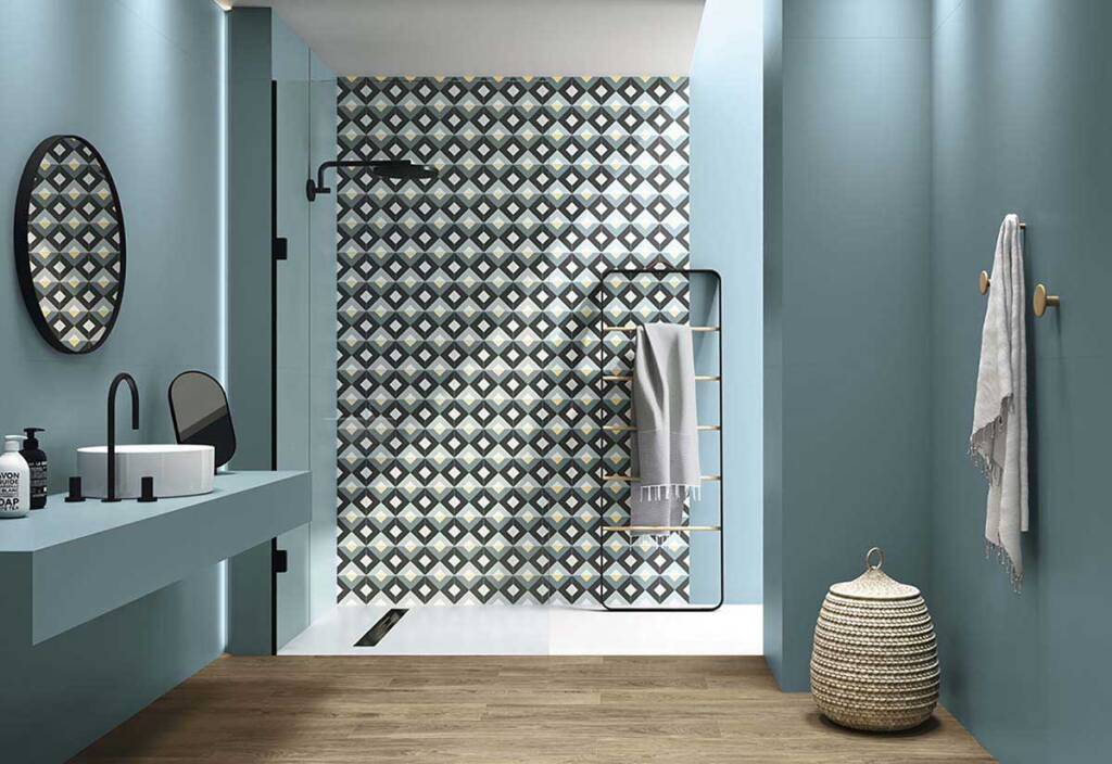 tuš kad iz belih ploščic