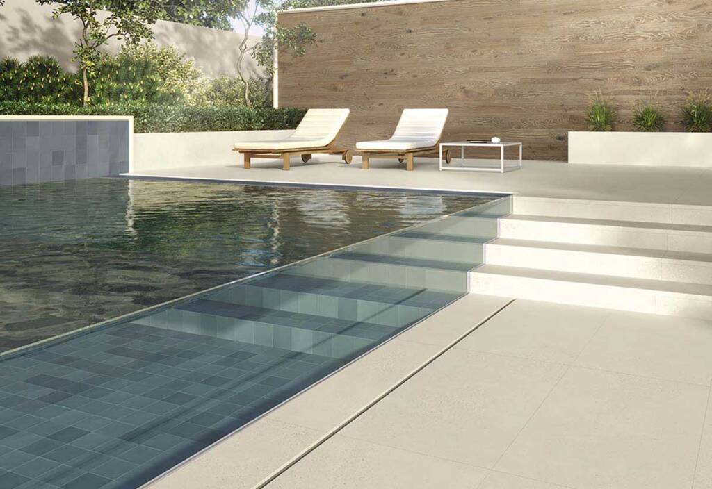 Talne zunanje granitogres ploščice 1 keramične ploščice za zunaj, granitogres ploščice, v beli barvi ob bazenu